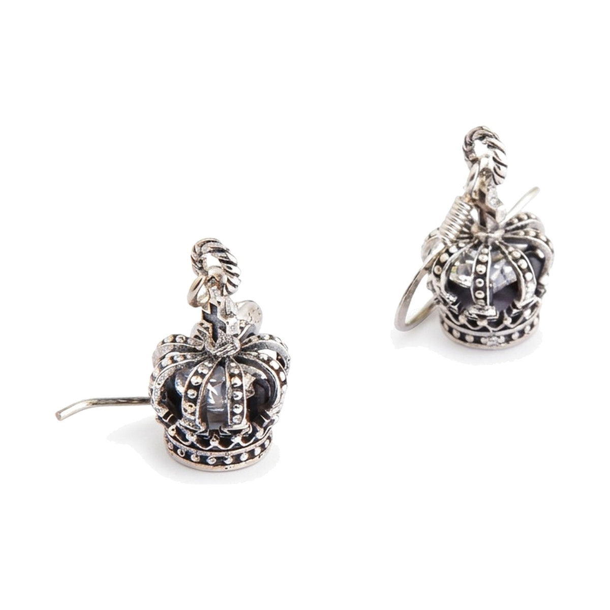 ต่างหูมงกุฎกางเขนเงินแท้ 925 CZ ใส — มงกุฎสองข้างมุมเฉียงเห็นซุ้มเม็ดเงิน