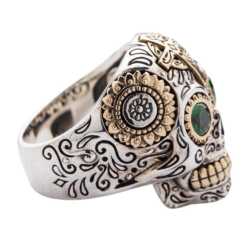 แหวนเงินแท้ 925 กะโหลกตาพลอย CZ สีเขียวลายกางเขน Sugar Skull มุมด้านข้างอีกด้านเห็นลายวงกลม
