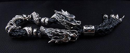 สร้อยข้อมือมังกรคู่เงินแท้ 925 สายหนังถัก ภาพจัดวางสินค้าให้เห็นรูปทรง