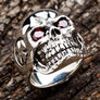 แหวนเงินแท้กะโหลกฝังกางเขนตาแดง