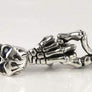 พวงกุญแจเงินแท้ ดีไซน์หัวกะโหลกมือจับ รหัส 2229