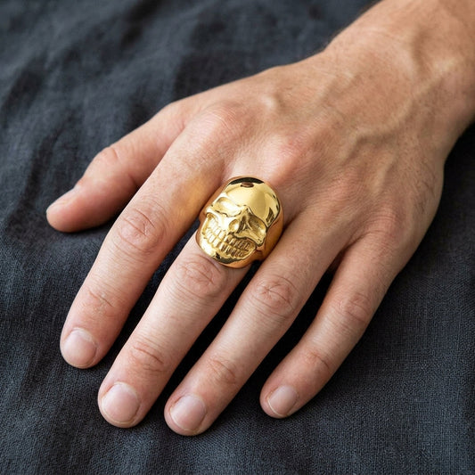 แหวนทองเหลืองชุบทอง 14K กะโหลกผิวเรียบ สวมบนนิ้ว