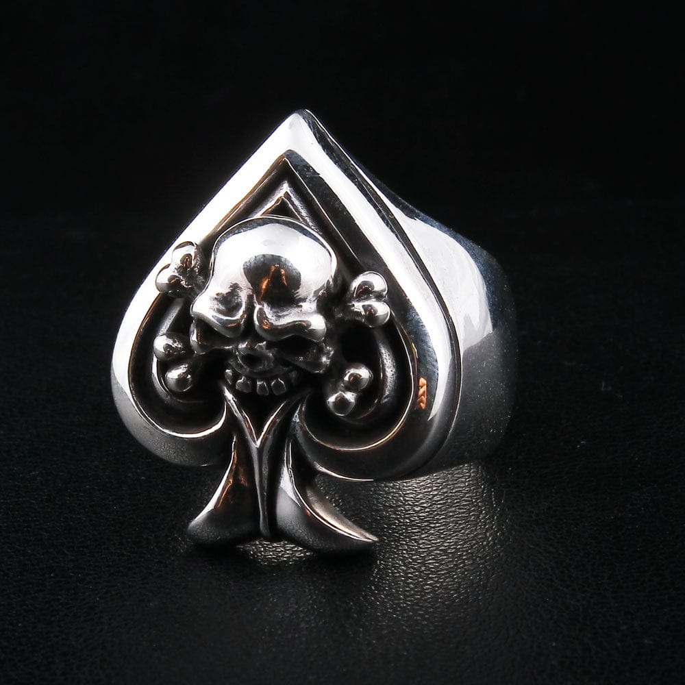 แหวนเงินแท้ 925 กะโหลกโพดำ Ace of Spades มุมหน้าเห็นกรอบโพดำและกะโหลก