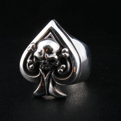 แหวนเงินแท้ 925 กะโหลกโพดำ Ace of Spades มุมหน้าเห็นกรอบโพดำและกะโหลก