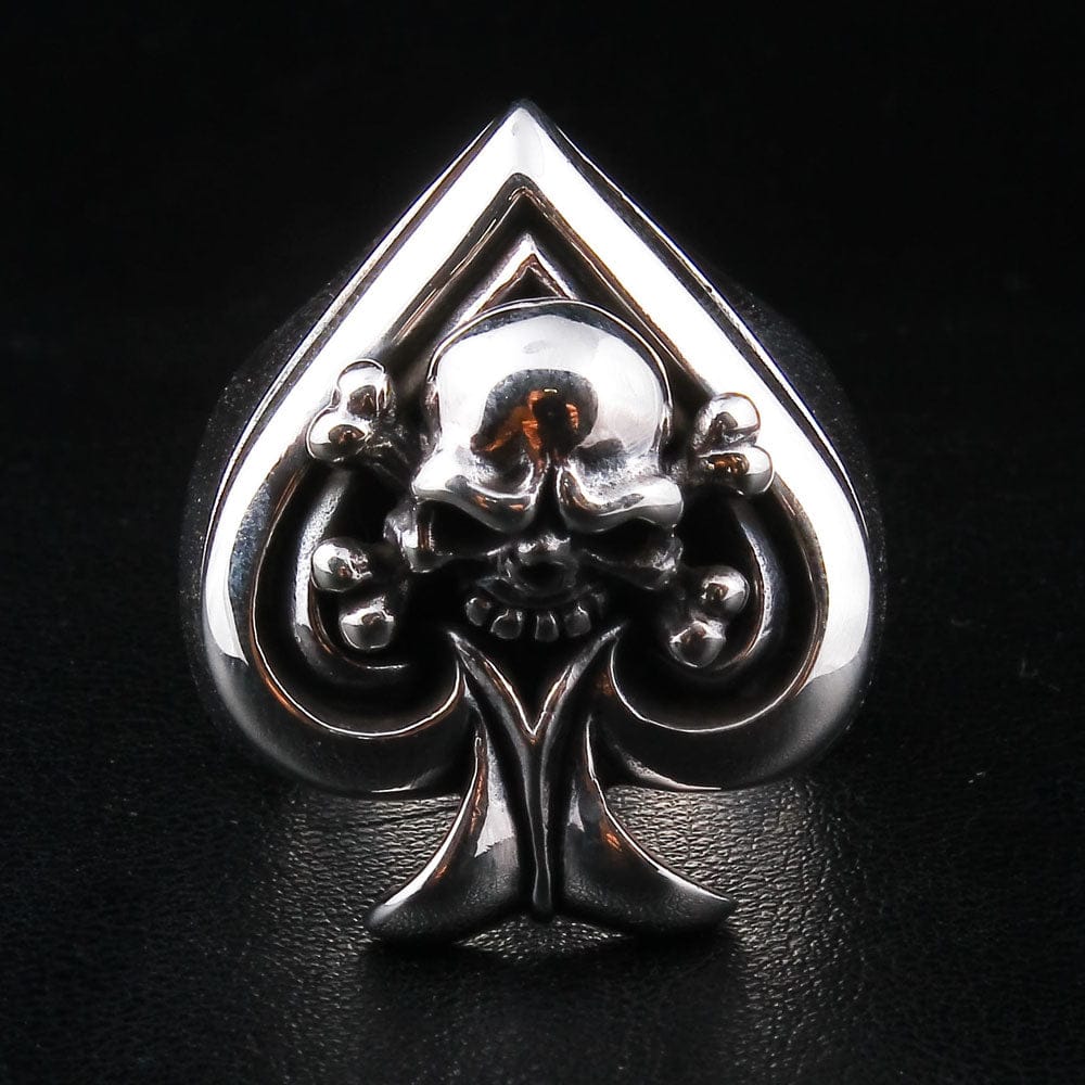 แหวนเงินแท้ 925 กะโหลกโพดำ Ace of Spades มุมหน้าอีกภาพเห็นกระดูกไขว้