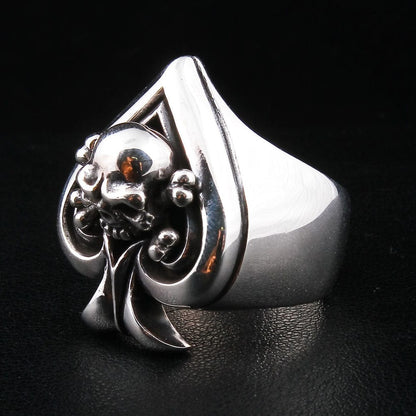 แหวนเงินแท้ 925 กะโหลกโพดำ Ace of Spades มุมเฉียงเห็นหน้าโพดำและวงแหวน