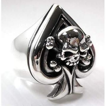 แหวนเงินแท้ 925 กะโหลกโพดำ Ace of Spades มุมเฉียงบนพื้นสีอ่อน