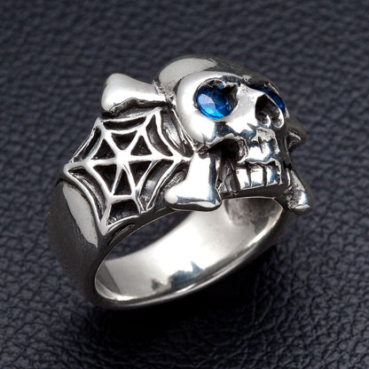 แหวนเงินแท้ 925 กะโหลกตาพลอย CZ สีน้ำเงินลายใยแมงมุม มุมข้างเห็นลายใยแมงมุม