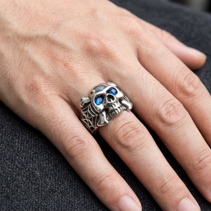 แหวนเงินแท้ 925 กะโหลกตาพลอย CZ สีน้ำเงินลายใยแมงมุม สวมบนนิ้วมือ