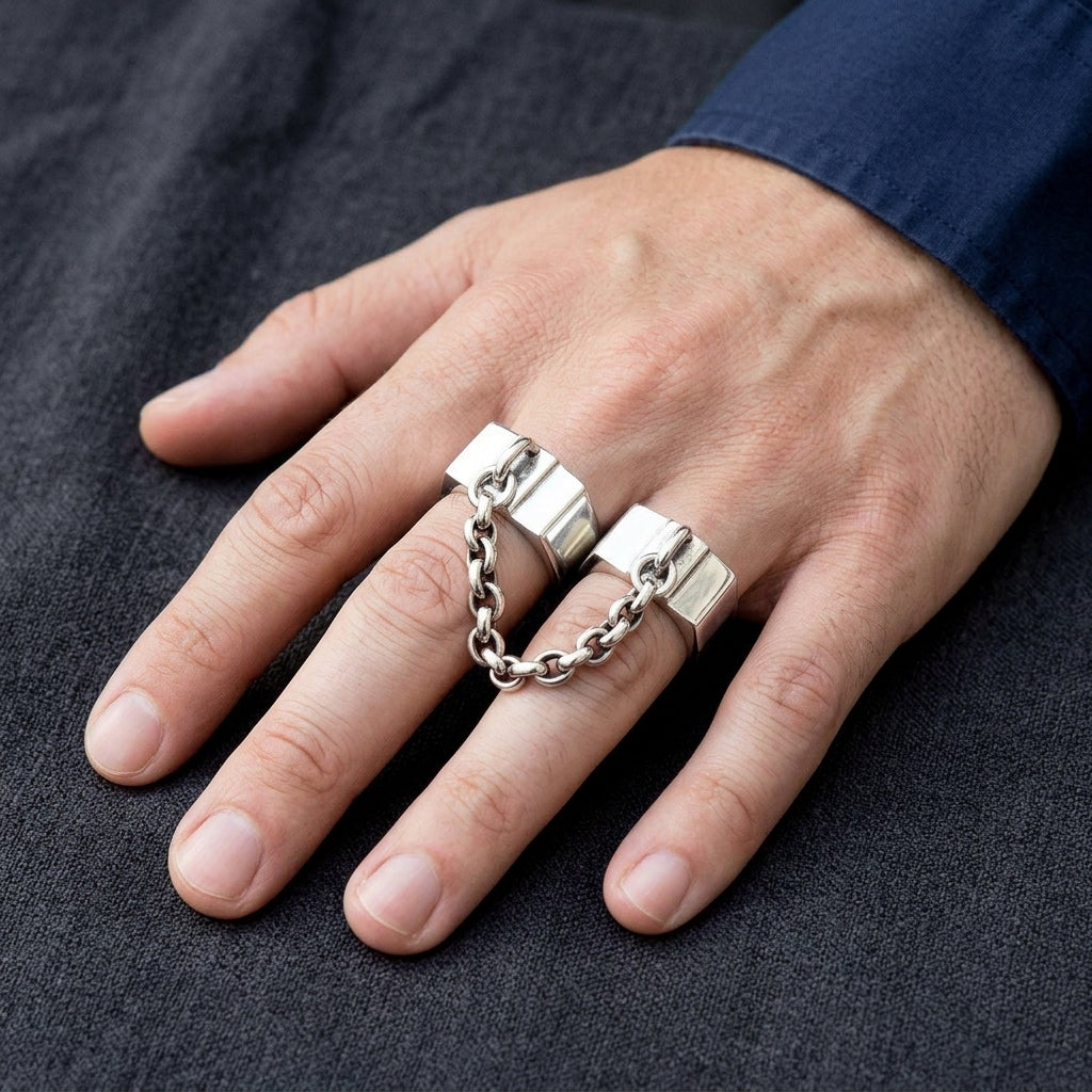 แหวนคู่เงินแท้ 925 ทรงกุญแจมือเชื่อมโซ่ — สวมแหวนสองวงเชื่อมโซ่บนสองนิ้ว