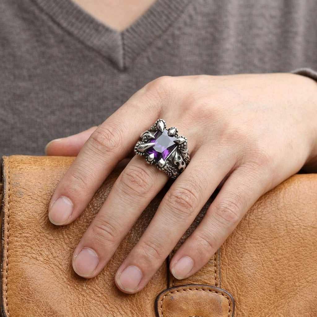แหวนกรงเล็บอินทรีเงินแท้ 925 CZ ม่วง — สวมบนนิ้ว เห็น CZ ม่วงในกรงเล็บ