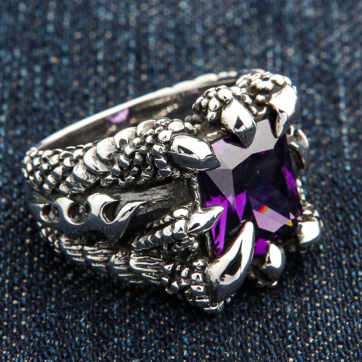 แหวนกรงเล็บอินทรีเงินแท้ 925 CZ ม่วง — มุมเฉียง เห็นบ่าลายเกล็ดและกรงเล็บ