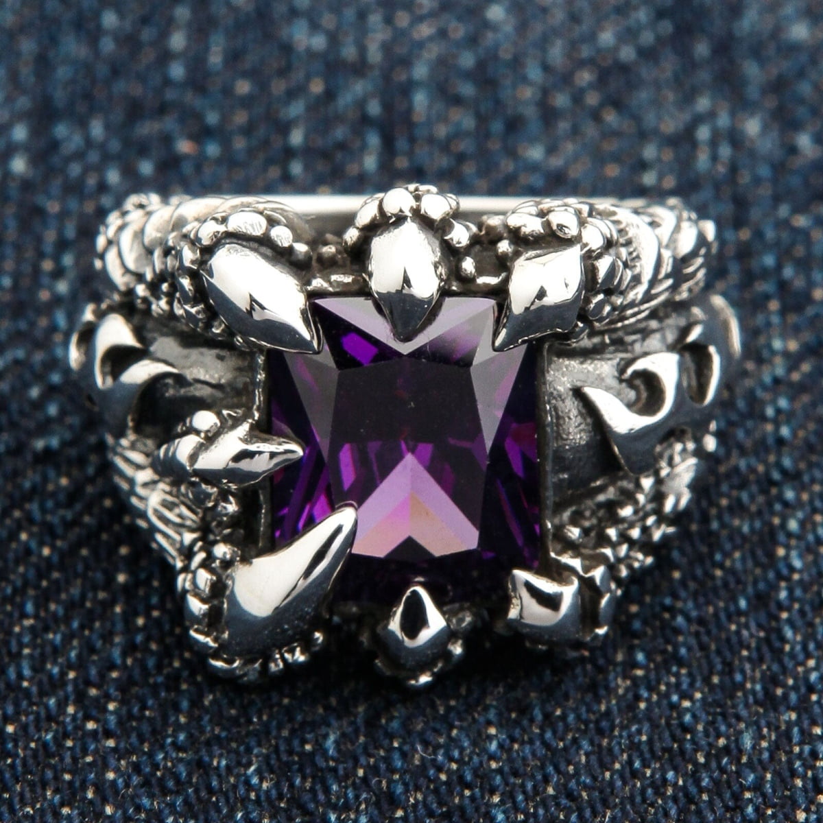 แหวนกรงเล็บอินทรีเงินแท้ 925 CZ ม่วง — ด้านหน้า เห็นพลอยม่วงและปลายเล็บ