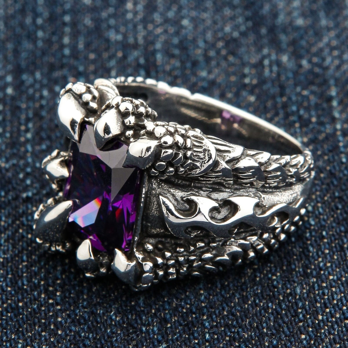แหวนกรงเล็บอินทรีเงินแท้ 925 CZ ม่วง — ด้านข้าง เห็นช่องฉลุใต้พลอย