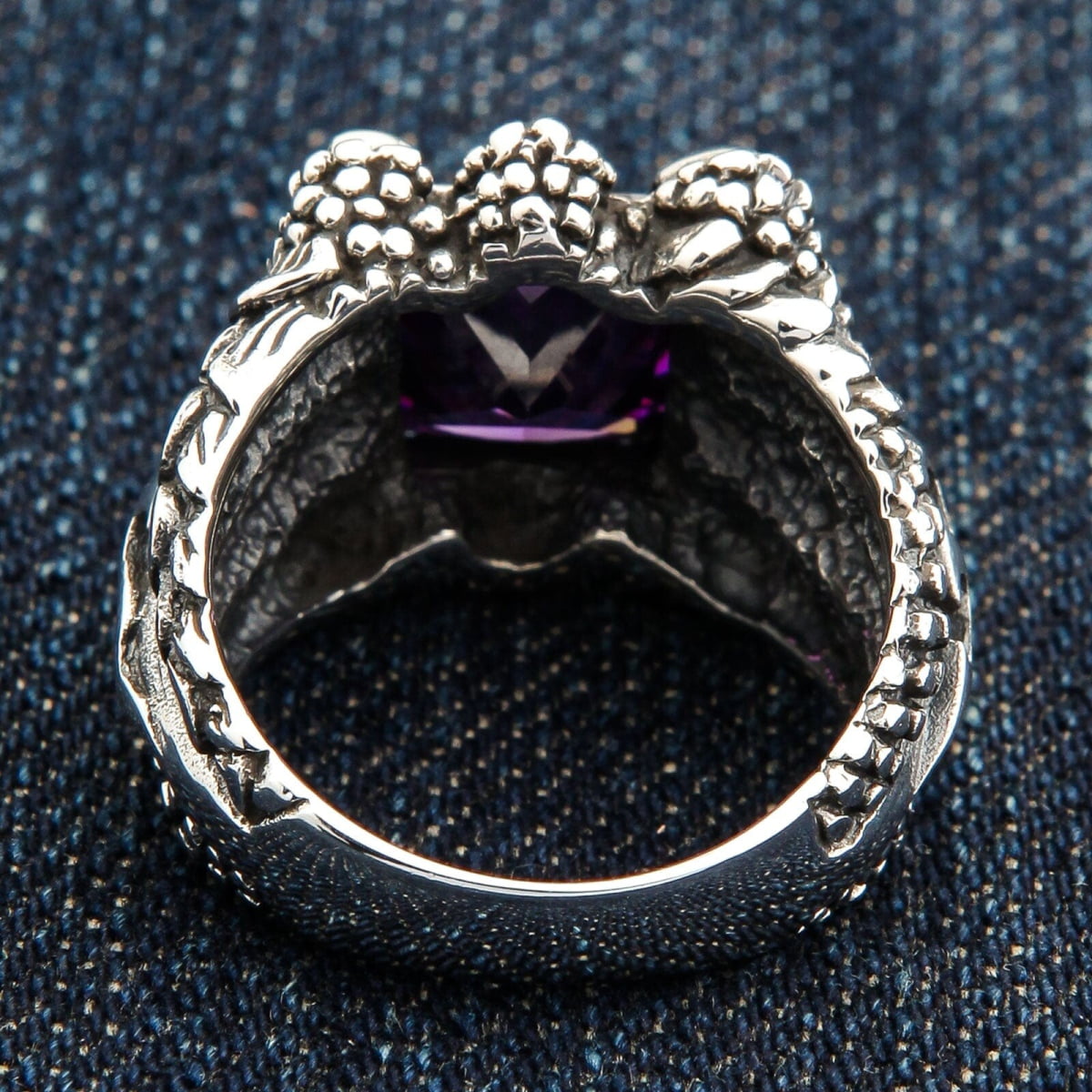 แหวนกรงเล็บอินทรีเงินแท้ 925 CZ ม่วง — ด้านในและใต้ฐานพลอย