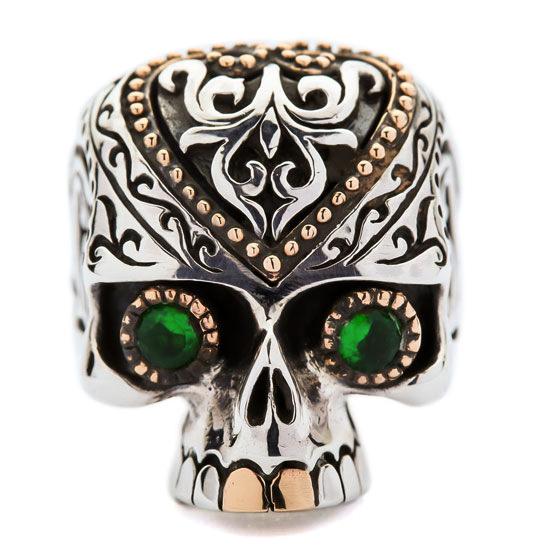 แหวนเงินแท้ 925 กะโหลก Sugar Skull ตาเขียวลายดอกไม้ มุมหน้าเห็นตาสีเขียวและลายดอกไม้