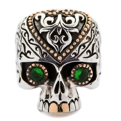 แหวนเงินแท้ 925 กะโหลก Sugar Skull ตาเขียวลายดอกไม้ มุมหน้าเห็นตาสีเขียวและลายดอกไม้