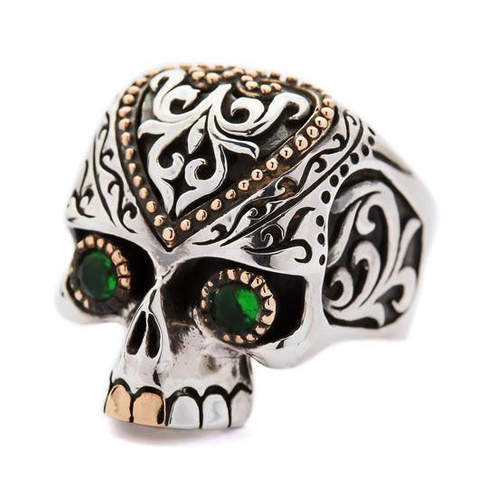 แหวนเงินแท้ 925 กะโหลก Sugar Skull ตาเขียวลายดอกไม้ มุมเฉียงเห็นพลอยสีเขียวและฟันโทนทอง