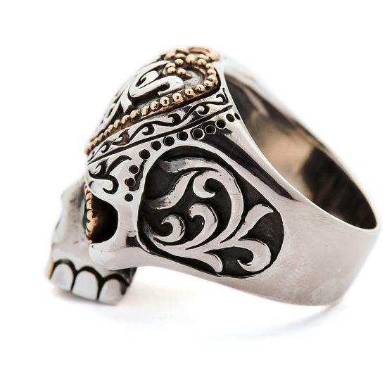 แหวนเงินแท้ 925 กะโหลก Sugar Skull ตาเขียวลายดอกไม้ มุมข้างเห็นลายดอกไม้และวงแหวน