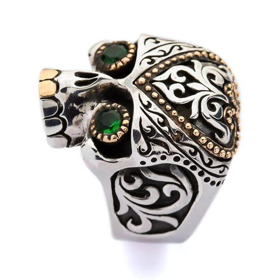 แหวนเงินแท้ 925 กะโหลก Sugar Skull ตาเขียวลายดอกไม้ มุมข้างอีกด้านเห็นพลอยและไหล่แหวน