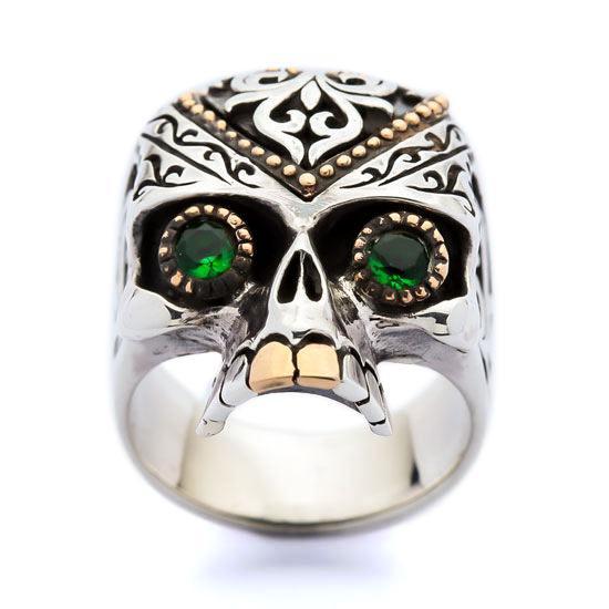 แหวนเงินแท้ 925 กะโหลก Sugar Skull ตาเขียวลายดอกไม้ มุมด้านล่างเห็นตาสีเขียวทั้งสองข้าง