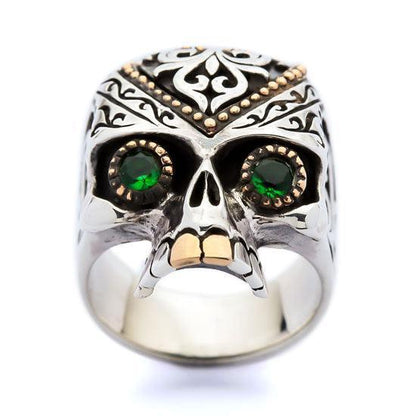 แหวนเงินแท้ 925 กะโหลก Sugar Skull ตาเขียวลายดอกไม้ มุมด้านล่างเห็นตาสีเขียวทั้งสองข้าง