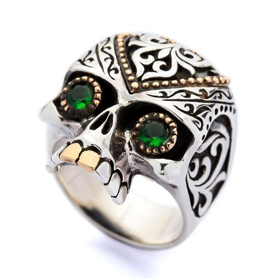 แหวนเงินแท้ 925 กะโหลก Sugar Skull ตาเขียวลายดอกไม้ มุมเฉียงจากด้านล่างเห็นฟันและพลอย