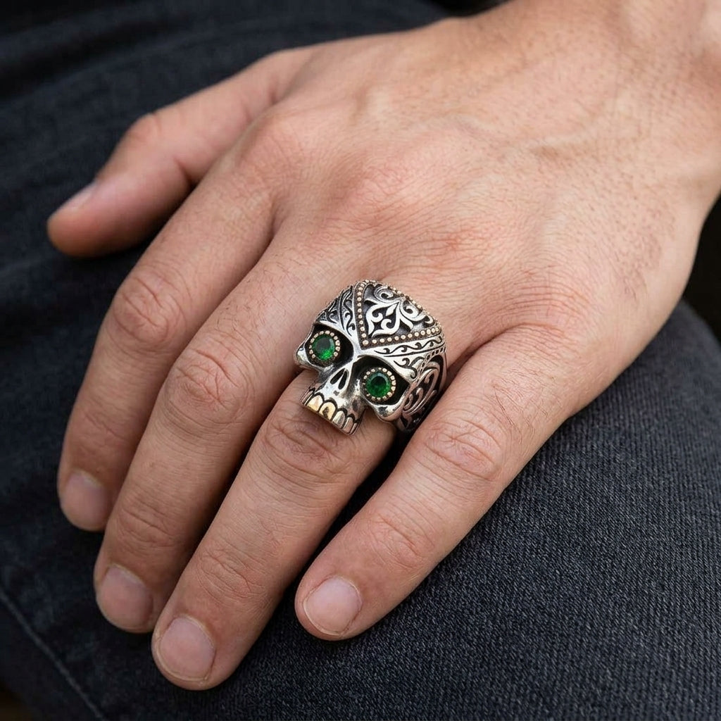 แหวนเงินแท้ 925 กะโหลก Sugar Skull ตาเขียวลายดอกไม้ สวมบนนิ้วมือ
