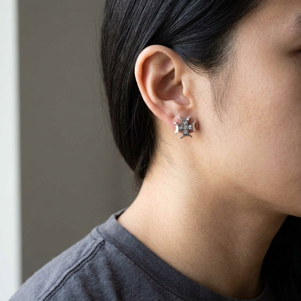 ต่างหูกางเขนไอรอนครอสเงินแท้ 925 CZ ใส — สวมที่ใบหู เห็นกางเขนและพลอยใส
