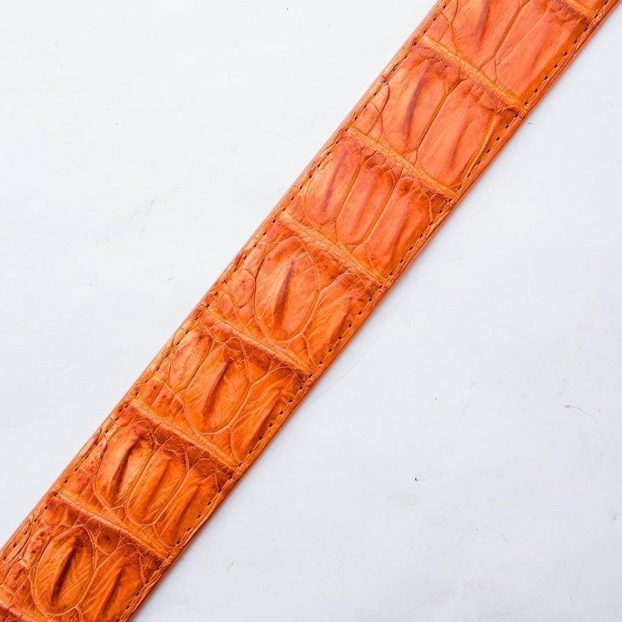 เข็มขัดหนังจระเข้สีส้มหัวอัตโนมัติฝังหนัง — ลายเกล็ดสีส้มและแนวเย็บขอบสาย
