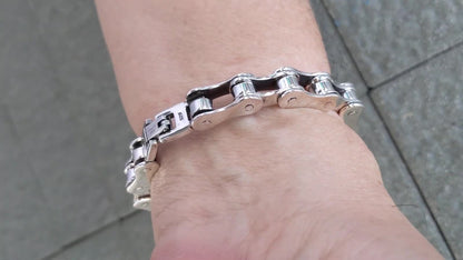 วิดีโอสร้อยข้อมือโซ่จักรยานเล็ก: ข้อต่อขณะสวม