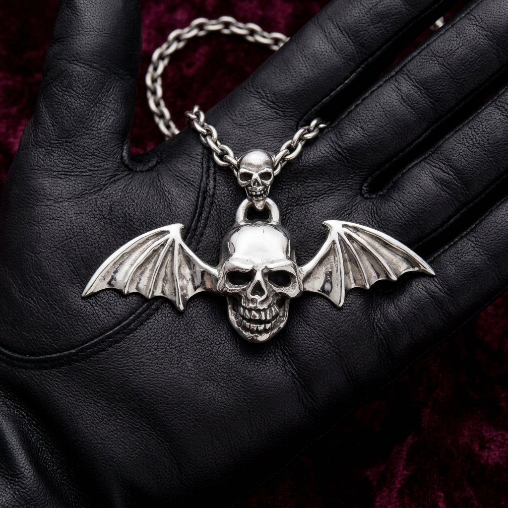 จี้กะโหลกแวมไพร์ปีกค้างคาวเงินแท้ 925 บนถุงมือหนังดำ