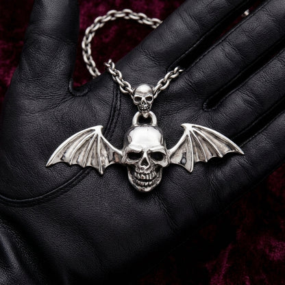 จี้กะโหลกแวมไพร์ปีกค้างคาวเงินแท้ 925 บนถุงมือหนังดำ