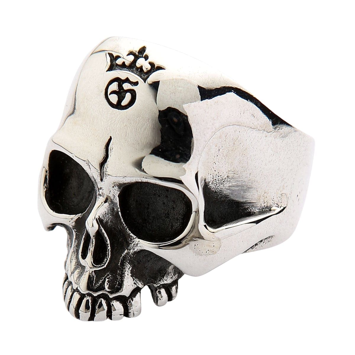 แหวนเงินแท้ 925 กะโหลก Half Jaw มุมเฉียงบนพื้นสีขาว