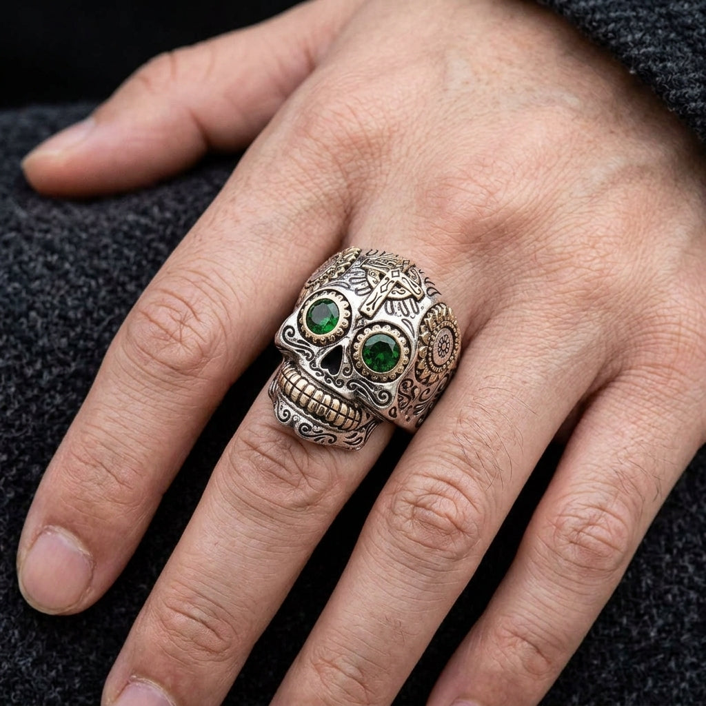 แหวนเงินแท้ 925 กะโหลกตาพลอย CZ สีเขียวลายกางเขน Sugar Skull สวมบนนิ้วมือ