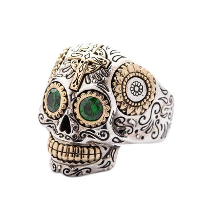 แหวนเงินแท้ 925 กะโหลกตาพลอย CZ สีเขียวลายกางเขน Sugar Skull มุมเฉียงเห็นพลอยในเบ้าตาและกางเขน