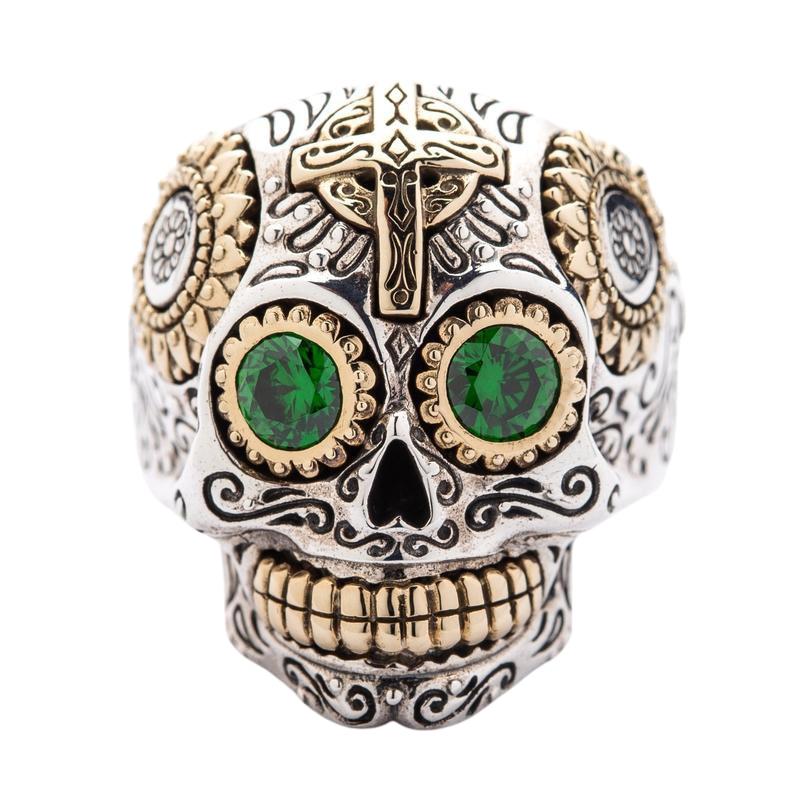 แหวนเงินแท้ 925 กะโหลกตาพลอย CZ สีเขียวลายกางเขน Sugar Skull มุมด้านหน้าเห็นตาสีเขียวสองข้าง