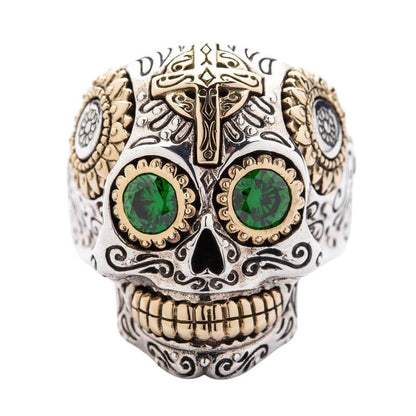แหวนเงินแท้ 925 กะโหลกตาพลอย CZ สีเขียวลายกางเขน Sugar Skull มุมด้านหน้าเห็นตาสีเขียวสองข้าง