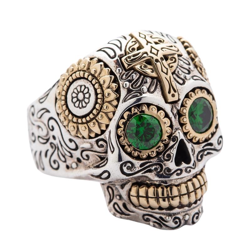 แหวนเงินแท้ 925 กะโหลกตาพลอย CZ สีเขียวลายกางเขน Sugar Skull มุมเฉียงเห็นลายดอกไม้ด้านข้าง