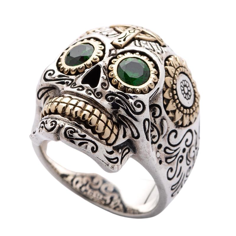 แหวนเงินแท้ 925 กะโหลกตาพลอย CZ สีเขียวลายกางเขน Sugar Skull มุมเงยเห็นแนวฟันและวงแหวน