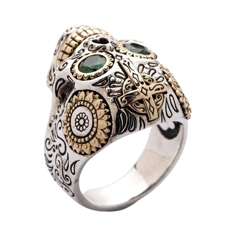 แหวนเงินแท้ 925 กะโหลกตาพลอย CZ สีเขียวลายกางเขน Sugar Skull มุมเฉียงเห็นวงแหวนและกางเขน