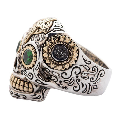 แหวนเงินแท้ 925 กะโหลกตาพลอย CZ สีเขียวลายกางเขน Sugar Skull มุมด้านข้างเห็นลายวงกลมและลายโค้ง
