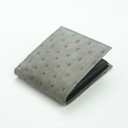 กระเป๋าสตางค์หนังนกกระจอกเทศสีเทาแบบพับสองทบ มุมเฉียงขณะพับ