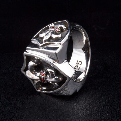 แหวนเงินแท้ 925 โล่เฟลอร์เดอลีส การ์เนต มุมเฉียงด้านหลังเห็นตัวเรือน