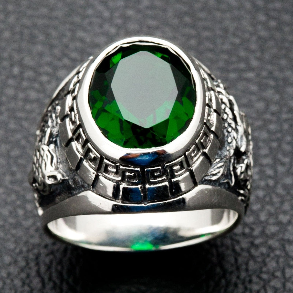 แหวนเงินแท้ 925 เสือและมังกร พลอยเขียว มุมด้านหน้าเห็นลายหน้าวง