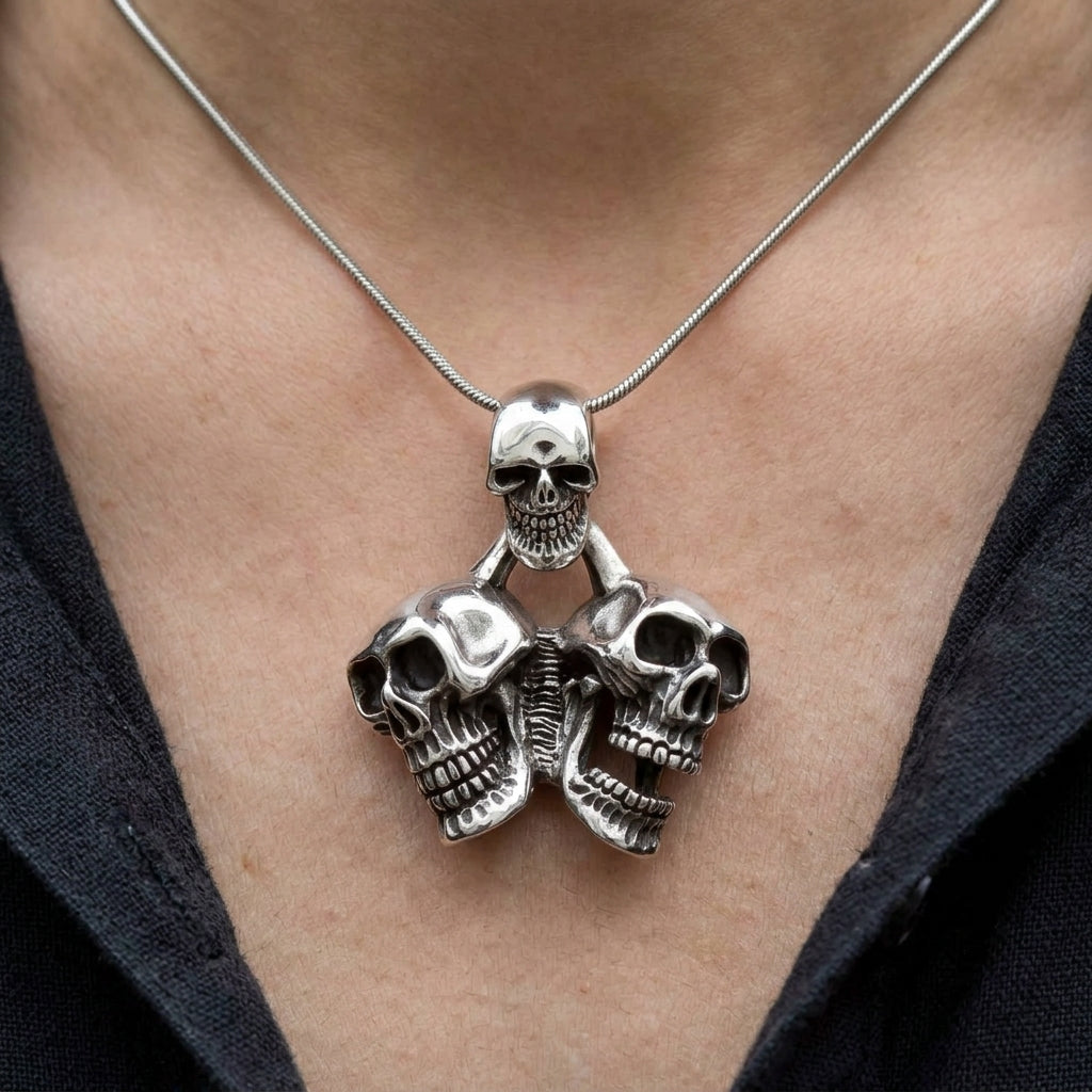 จี้เงินแท้ 925 กะโหลกสามหัว ภาพสวมจี้กับสร้อยที่ใช้ประกอบภาพ