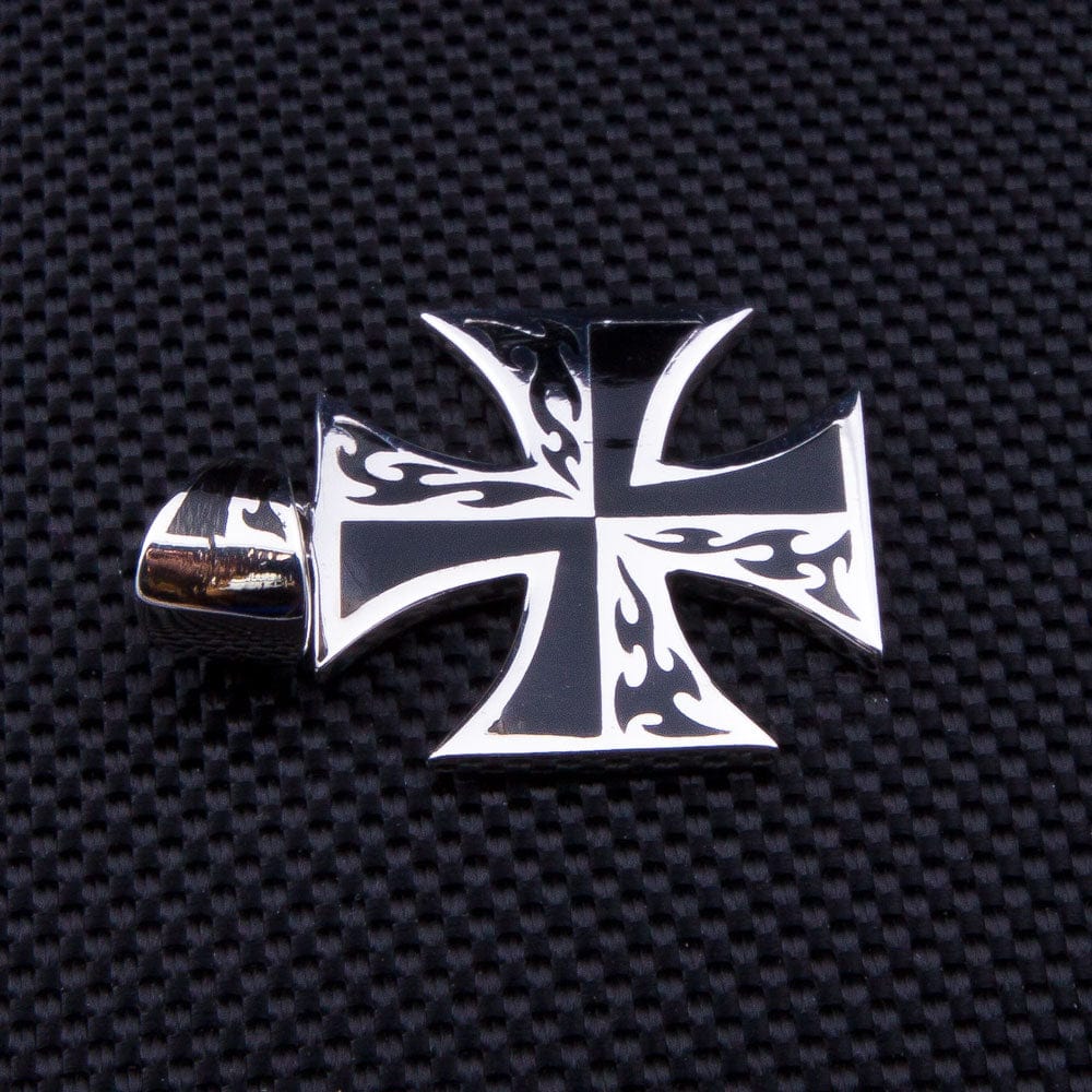 จี้กางเขนเงินแท้ 925 Maltese ลายเปลวไฟ ภาพมุมเฉียงเห็นลายและความนูนของจี้