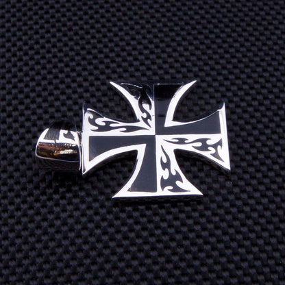 จี้กางเขนเงินแท้ 925 Maltese ลายเปลวไฟ ภาพมุมเฉียงเห็นลายและความนูนของจี้