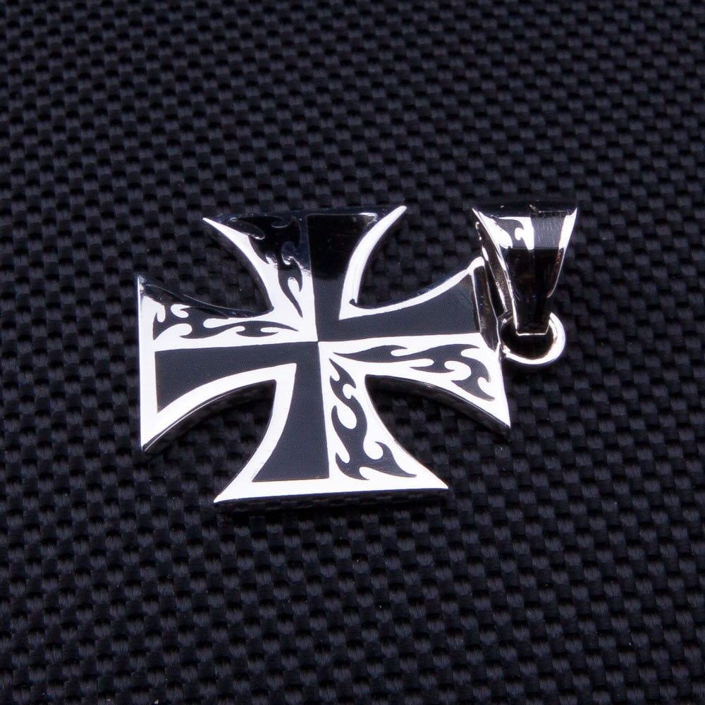 จี้กางเขนเงินแท้ 925 Maltese ลายเปลวไฟ ภาพวางเอียงเห็นความหนาและห่วงจี้
