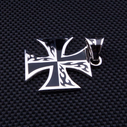 จี้กางเขนเงินแท้ 925 Maltese ลายเปลวไฟ ภาพวางเอียงเห็นความหนาและห่วงจี้